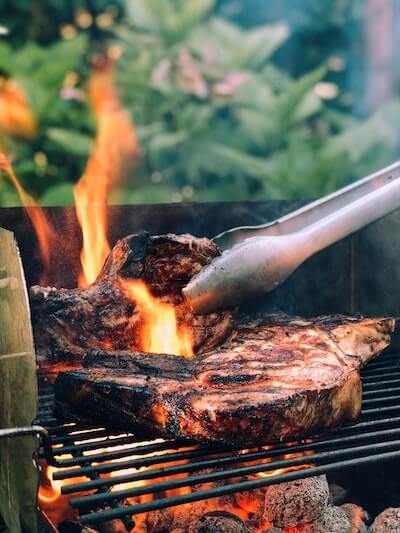 Dickes Steak auf offener Flamme grillen